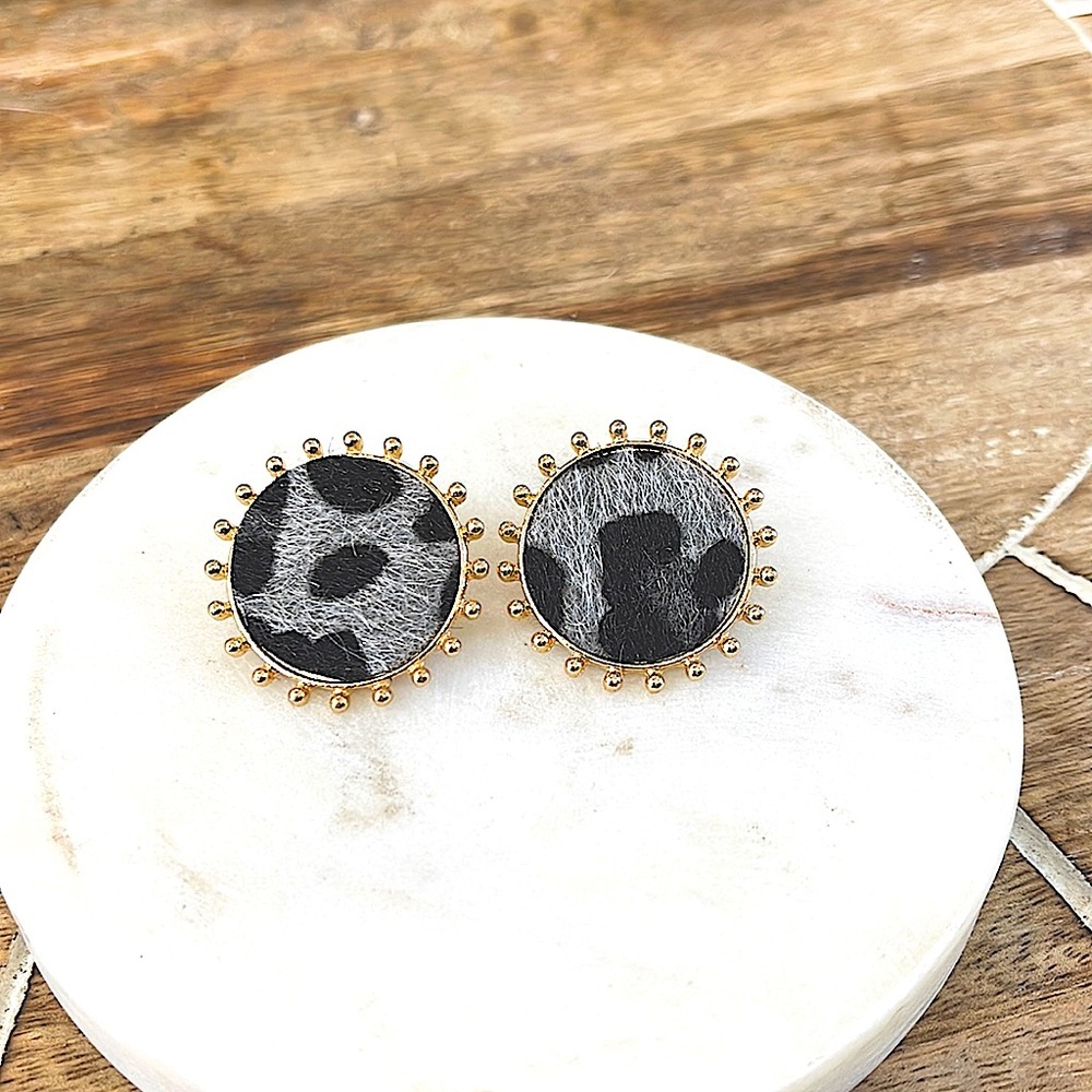 Animal print earrings in gold